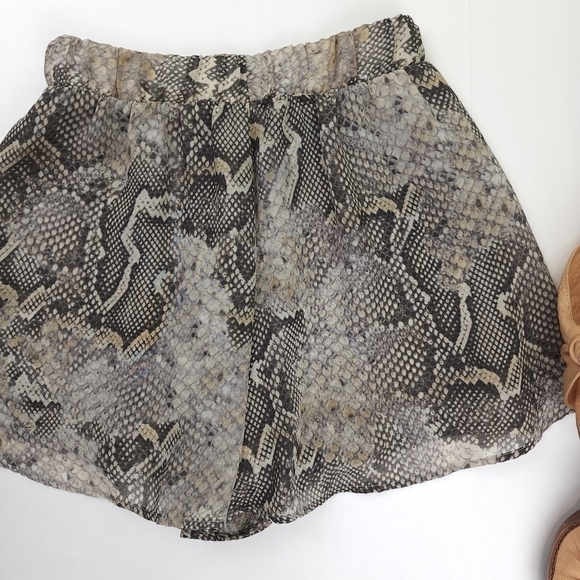 Show Me Your Mumu Snakeskin Print Sheer Layered Shorts Sz XS - Picture 6 of 14